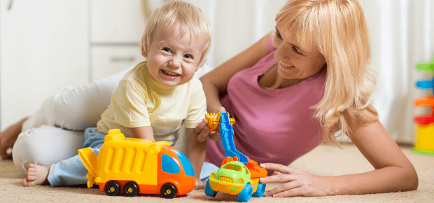 Mamička sa hrá so synčekom a autíčkami
