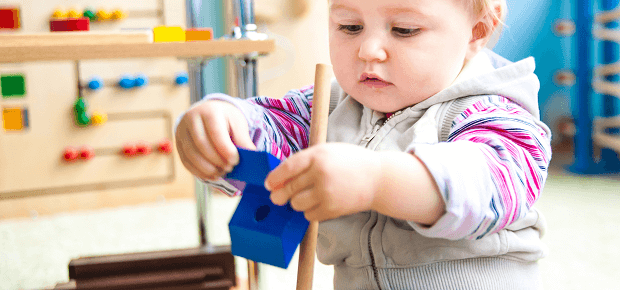 Dieťatko sa hrá s montessori hračkami